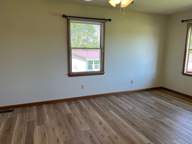 Building Photo - 3 Bedroom / 3 Bath Brick Home - Gray TN