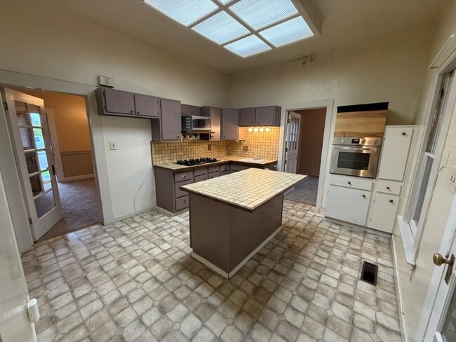 Building Photo - 3 Bedroom 1.5 Bath Downtown Dixon *STAR RENTALS