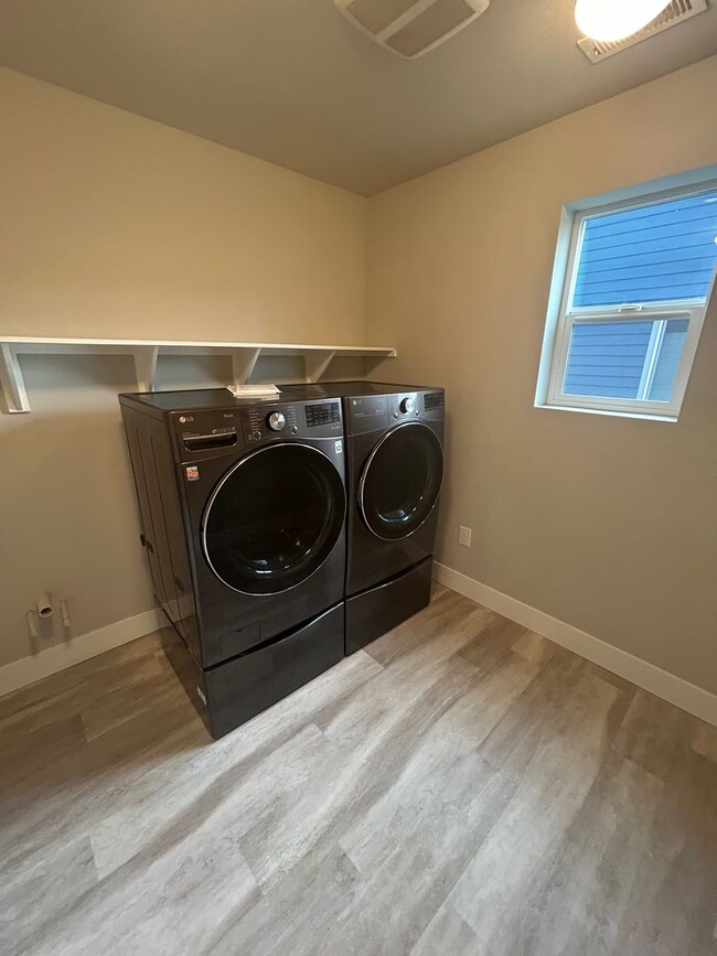 Building Photo - Spacious 4 Bed / 3.5 Bath Home in Easton C...