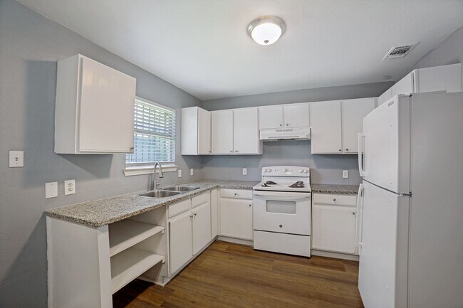 Building Photo - CHARMING HOME IN LOMA TERRACE