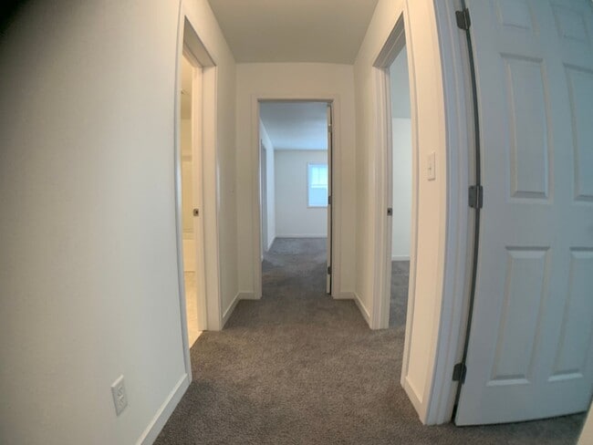 Building Photo - 4 Bed 2 Bath Single Family Home