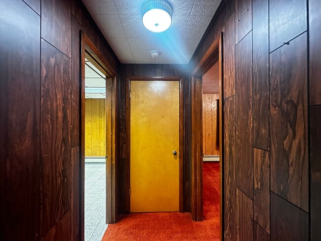 Building Photo - 2bed/1bath Upper Unit/No Garage/ Pets Nego...
