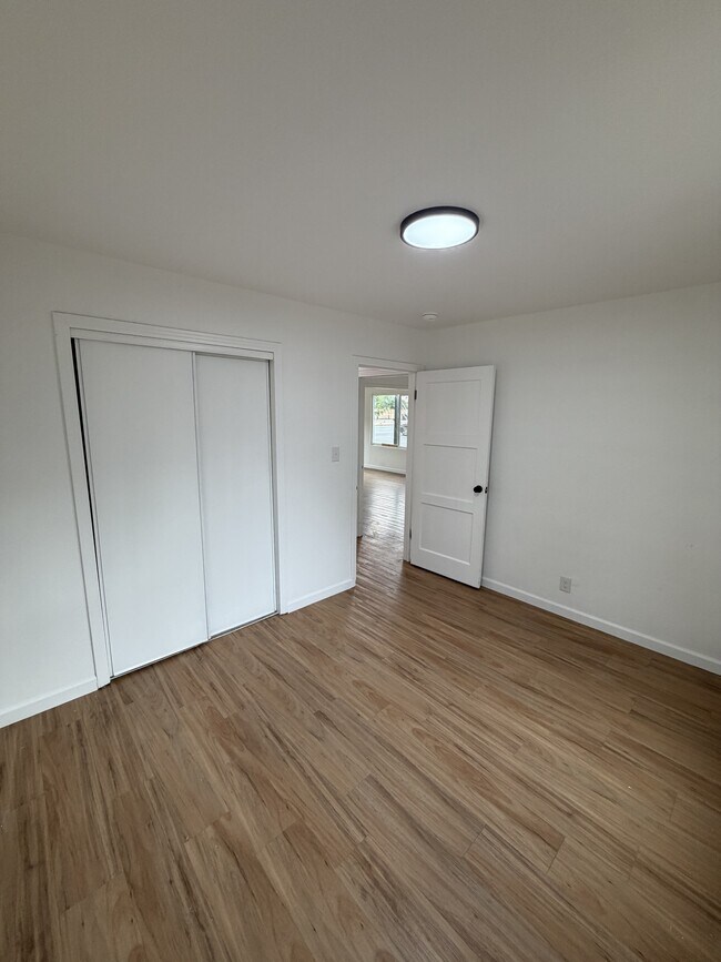 Building Photo - 910 E Tulare Ave