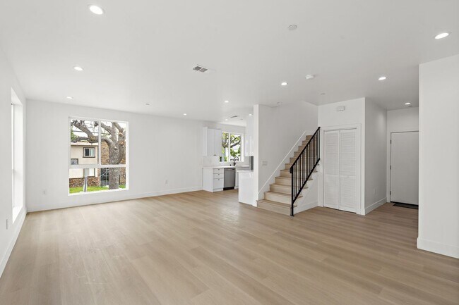 Building Photo - 10742 Hortense St