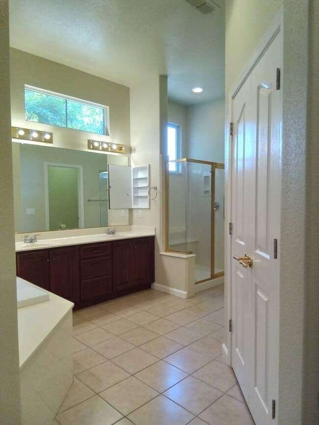 Building Photo - Gated: Single Story Heritage Oaks 3 Bedroom Plus Office/Den 3 Car Garage with lots of built in fo...