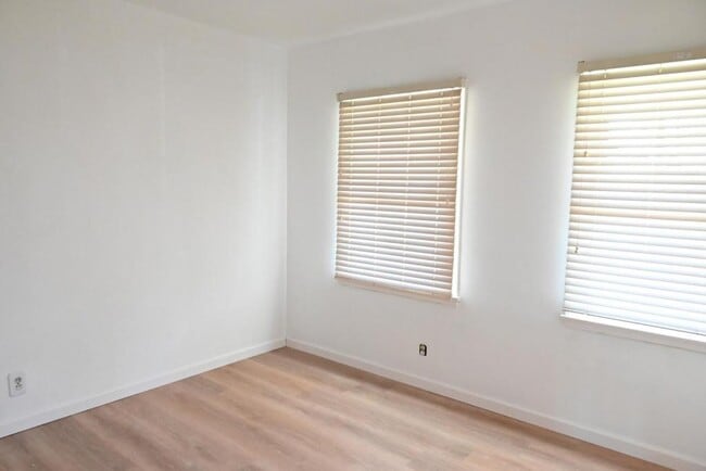 Building Photo - 1325 W 34th St