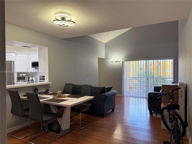 Building Photo - 9725 Fontainebleau Blvd