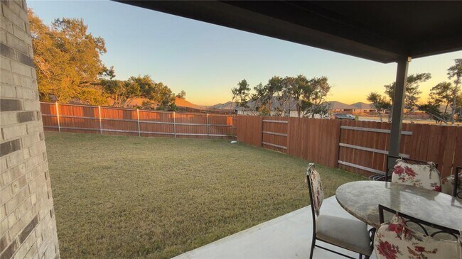 Building Photo - 2512 Hackamore Dr