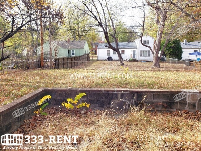 Building Photo - Location and convenience at your charming ...