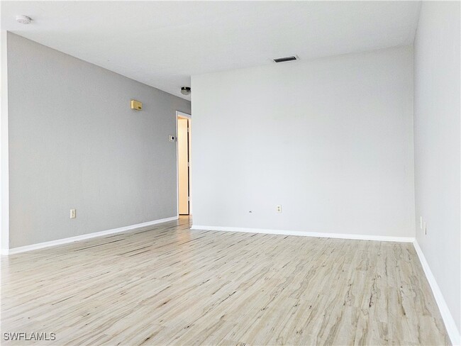 Building Photo - 523 SE 24th Ave