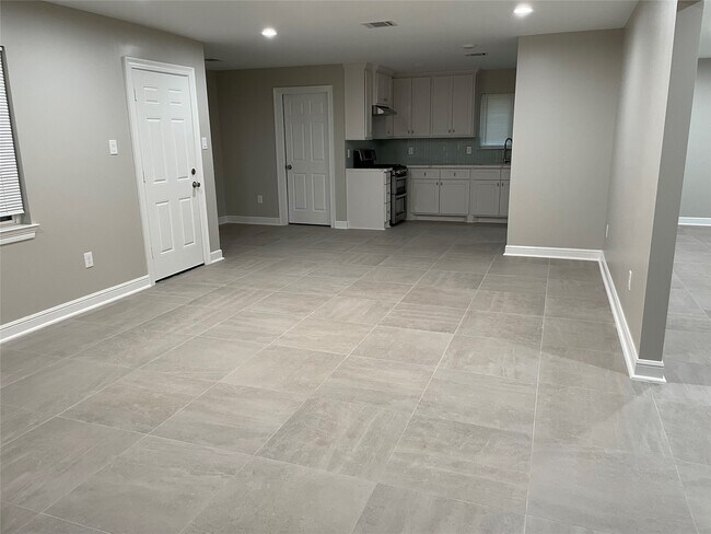 Building Photo - 2706 Wilshire Cir