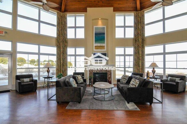 Building Photo - 3872 S Lake Dr