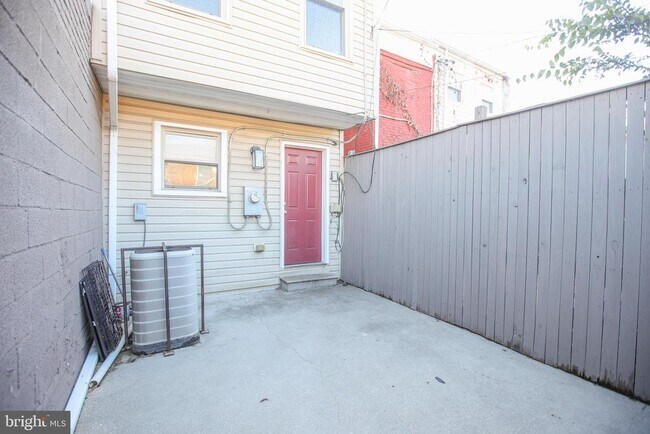 Building Photo - 530 N Montford Ave