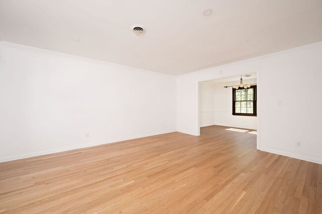 Building Photo - Spacious Canterbury Hills Home