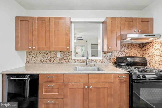 Building Photo - 5838 Fifer Dr