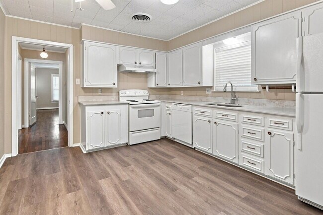 Building Photo - "Adorable 2-Bedroom, 1-Bath in Home with Beautiful Oak Floors, Spacious Yard and Lawn Service Inc...