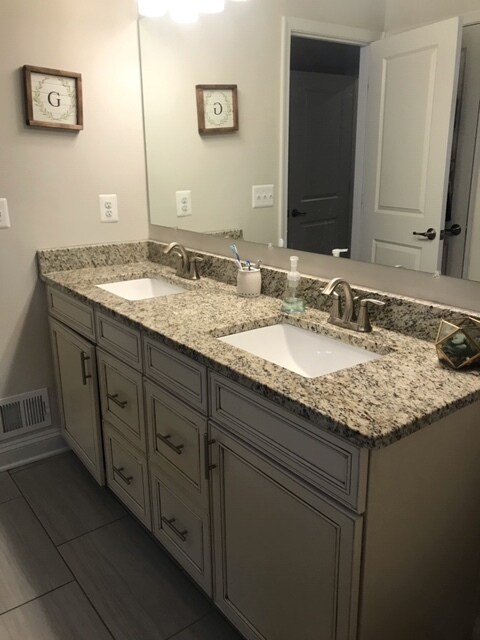 Primary bathroom - 624 Heathland Trl