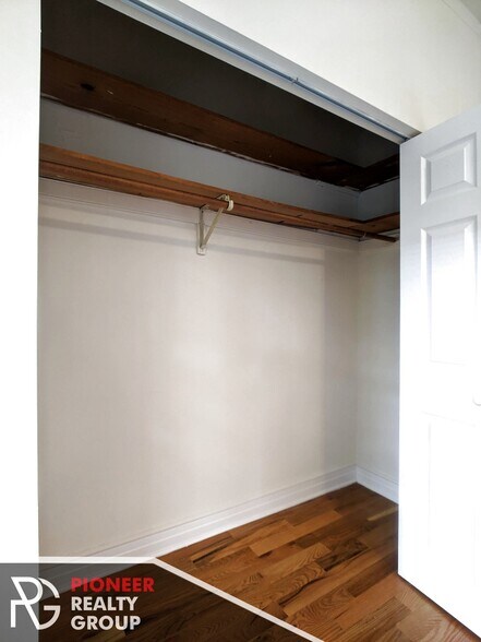 Building Photo - 822 W Waveland Ave