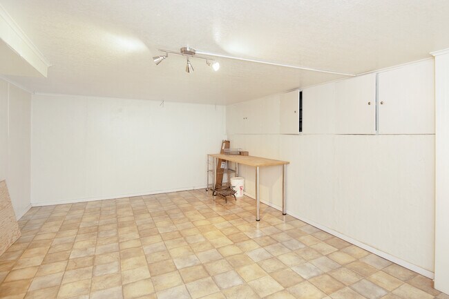 Building Photo - 1330 NE Church St