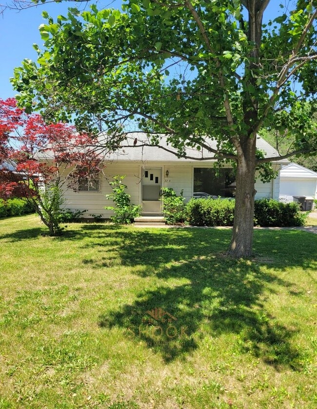 Building Photo - AVAILABLE JUNE 2026 - 2 BR + DEN WITH LARGE YARD