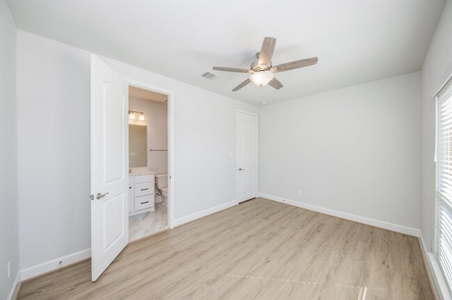 Building Photo - 29819 Breezy Pnes Lp