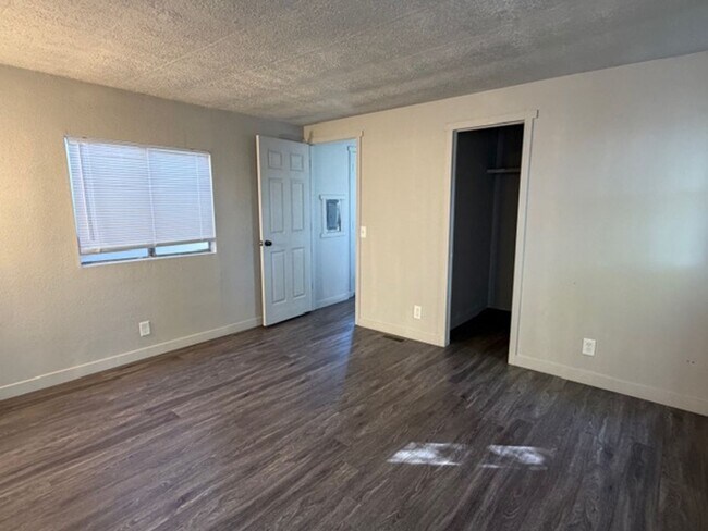 Building Photo - AVAILABLE NOW - 2 Bedroom/2 Bath in Pleasant Grove