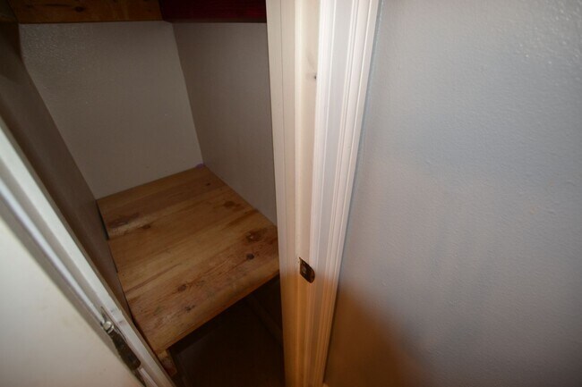 Building Photo - Updated, 3 bedroom, 2 bath home on treed lot in coveted Brownsfield Community