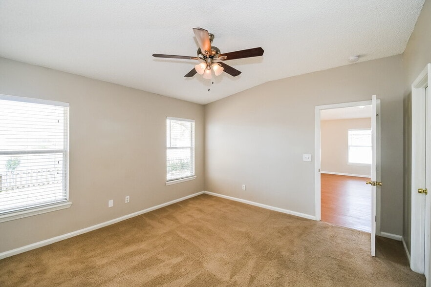 Building Photo - 7533 International Village Dr