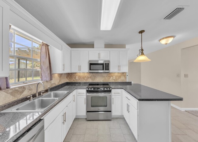 Building Photo - 702 Mayflower Ave