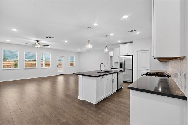 Building Photo - 1204 Purple Martin Dr