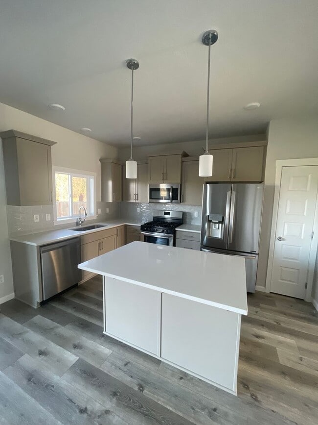 Building Photo - ** MOVE IN SPECIAL!** Must See in NE Albany!