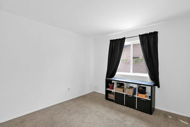 Building Photo - 2420 W Mandalay Ln
