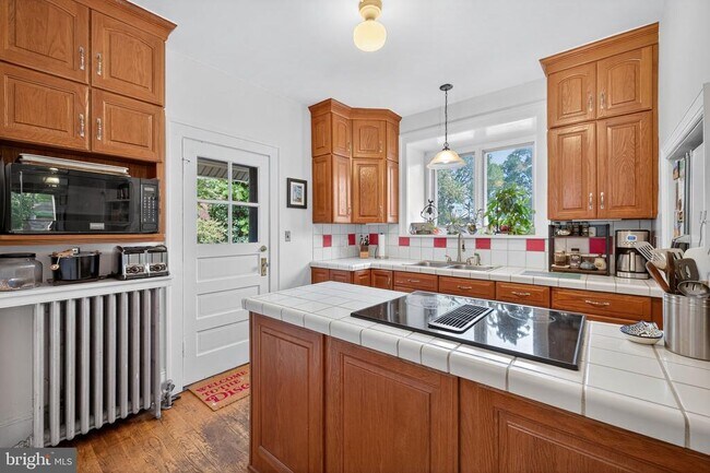 Building Photo - 420 W Cork St