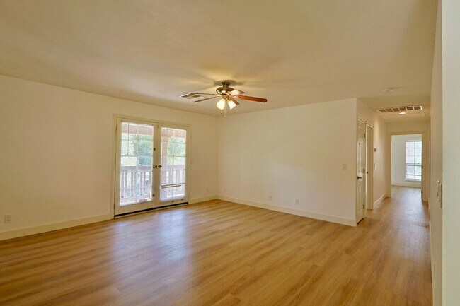 Building Photo - 3181 Pinehurst Dr