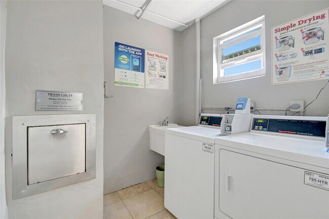 Building Photo - 3121 NE 51st St