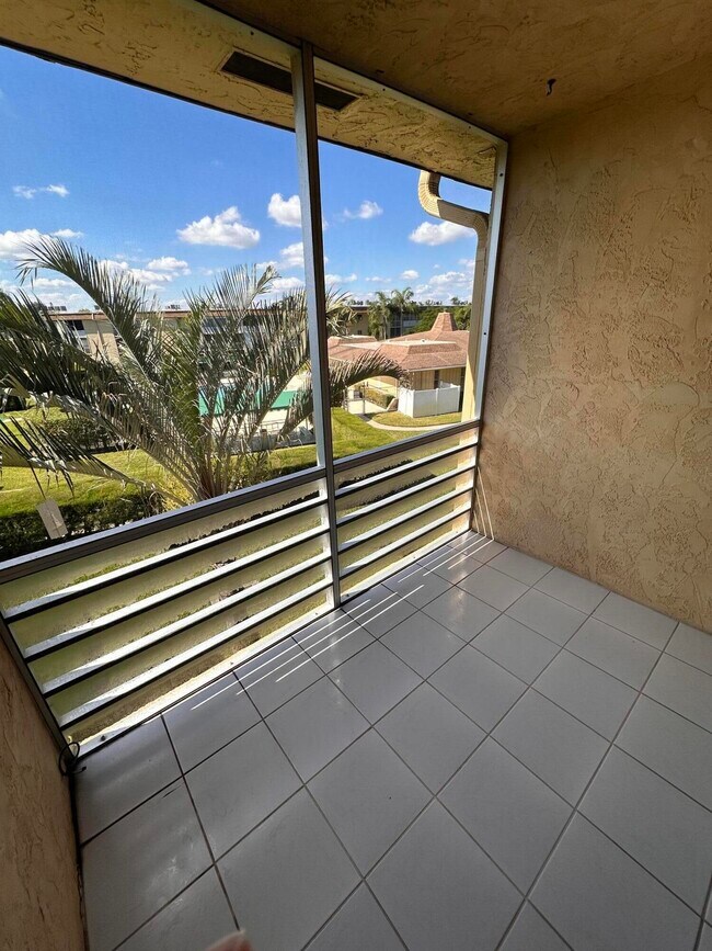 Building Photo - 100 Village Green Cir E