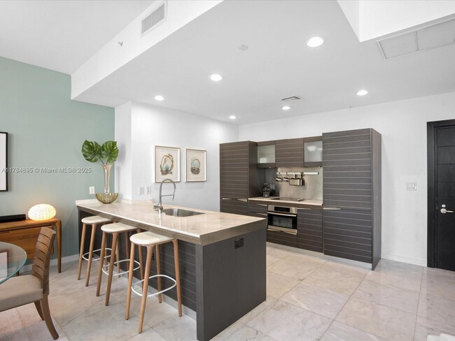 Building Photo - 200 Biscayne Blvd Way