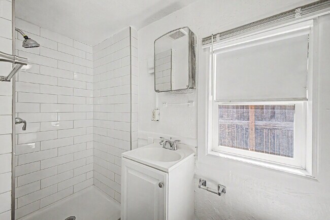 Building Photo - "Charming 1-Bed 1 bath in Englewood – Cozy 400 Sq Ft Living!"