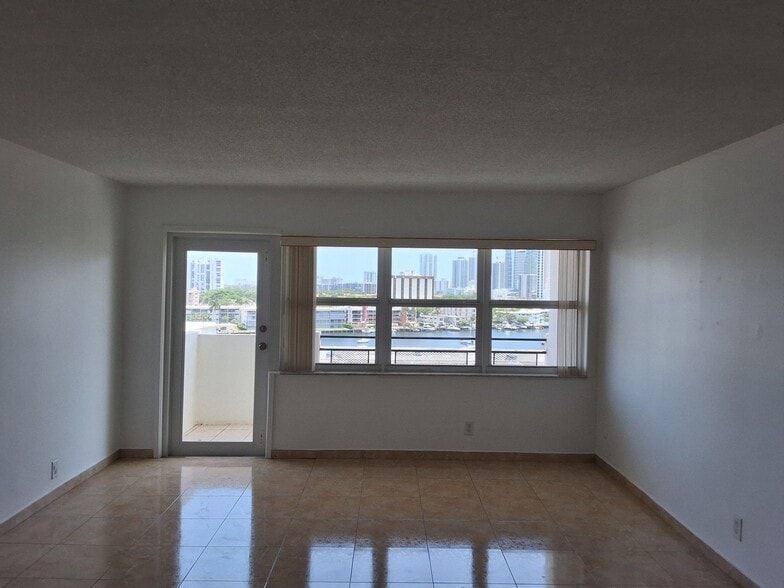 Building Photo - 401 Golden Isles Dr