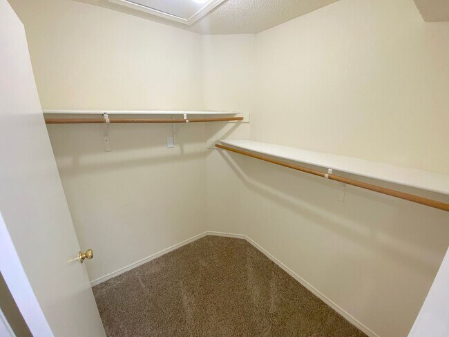 Building Photo - 4bed/2bath plus Bonus Loft!