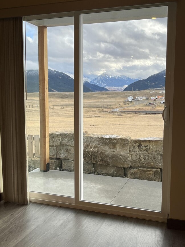 Building Photo - 2605 Meriwether Dr S