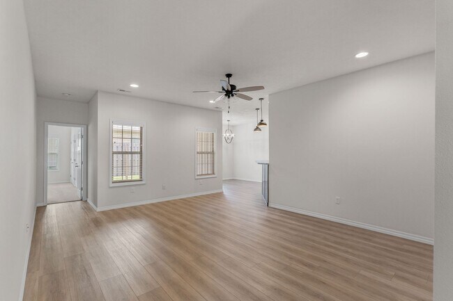 Building Photo - NEW LUXURY 3 BED 2 BATH 2 CAR GARAGE DUPLEX