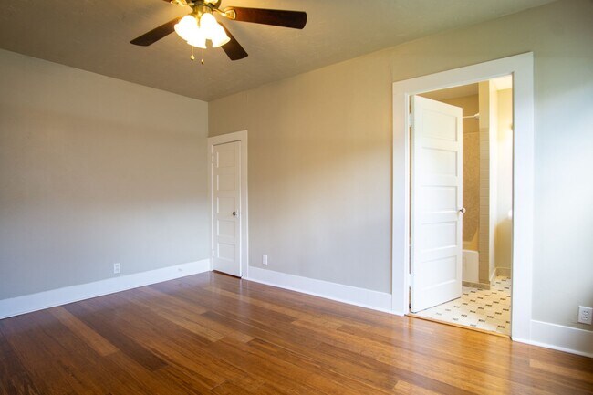 Building Photo - John's Landing 2nd Floor 1Bdr w/Hardwoods,...