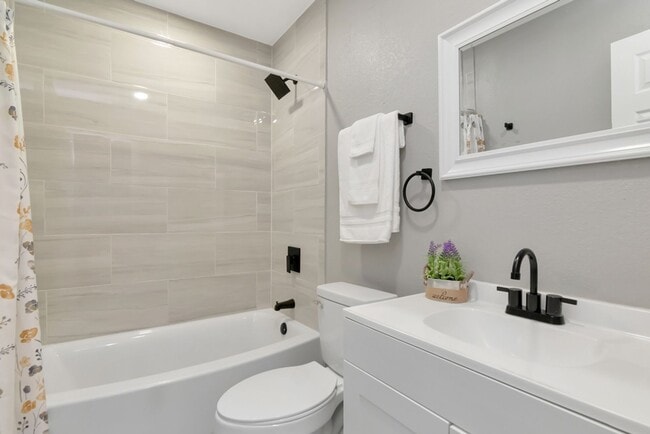 Building Photo - Totally Remodeled Duplex w/ New Fenced Bac...