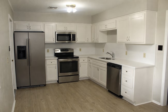 Building Photo - 1414 N Live Oak St