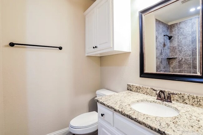 Building Photo - 2102 Colonial Dr