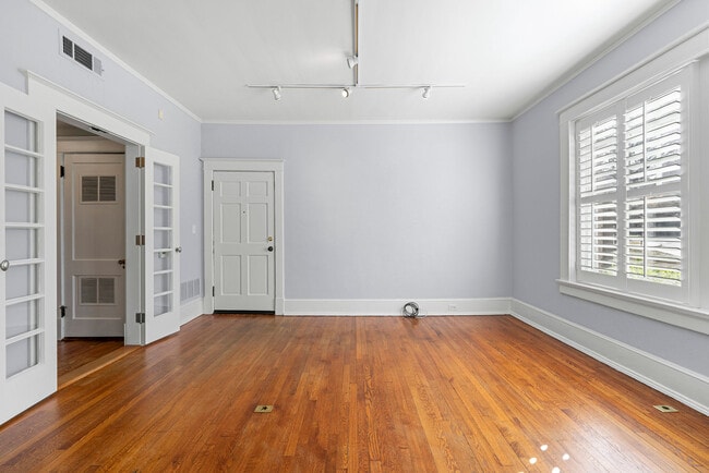 Building Photo - 3 Park Ln NE