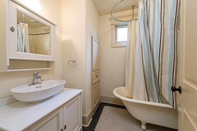 Building Photo - 722 E 25th St