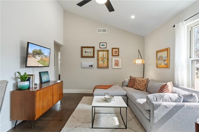 Building Photo - 4908 Rowena Ave