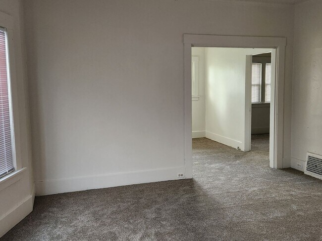 Building Photo - d1128